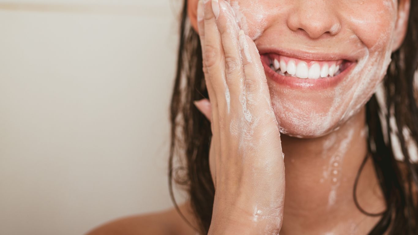 Les avantages d'exfolier son visage grâce à la douceur des larmes de silice de bambou